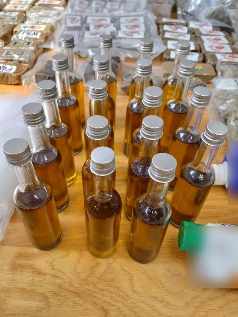 Συνελήφθησαν τρία άτομα που διακινούσαν ναρκωτικά σε συσκευασίες χυμού στη Νοτιοανατολική Αττική