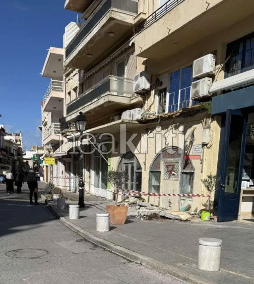 Κατέρρευσε τμήμα παλιού κτιρίου στο Ρέθυμνο, από τύχη δεν υπήρξε τραυματισμός, δείτε βίντεο και φωτογραφίες